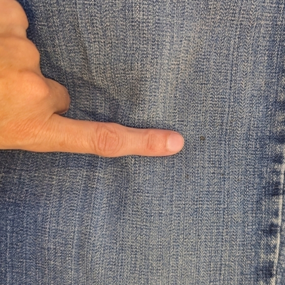 Levi's 515 Capri Medium Wash Women's Summer Denim Shorts (10) - Picture 5 of 5